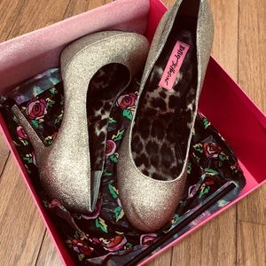 Betsy Johnson size 9.5 pumps